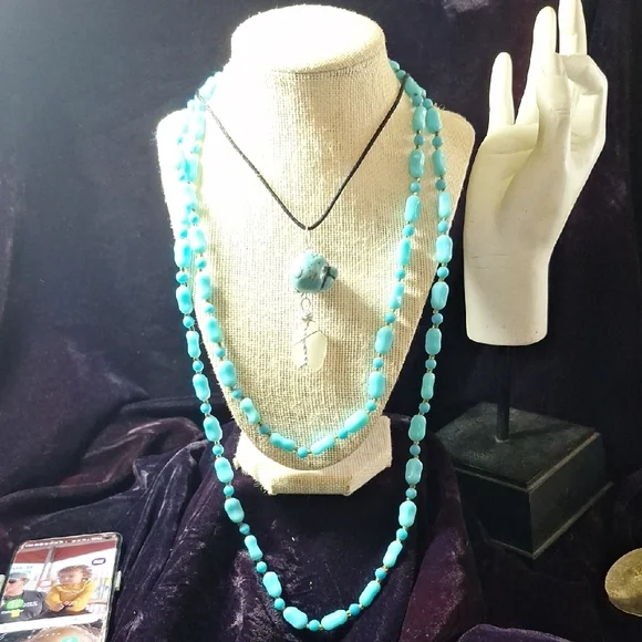 Elegant Turquoise Beaded Necklace - Picture 2 of 4